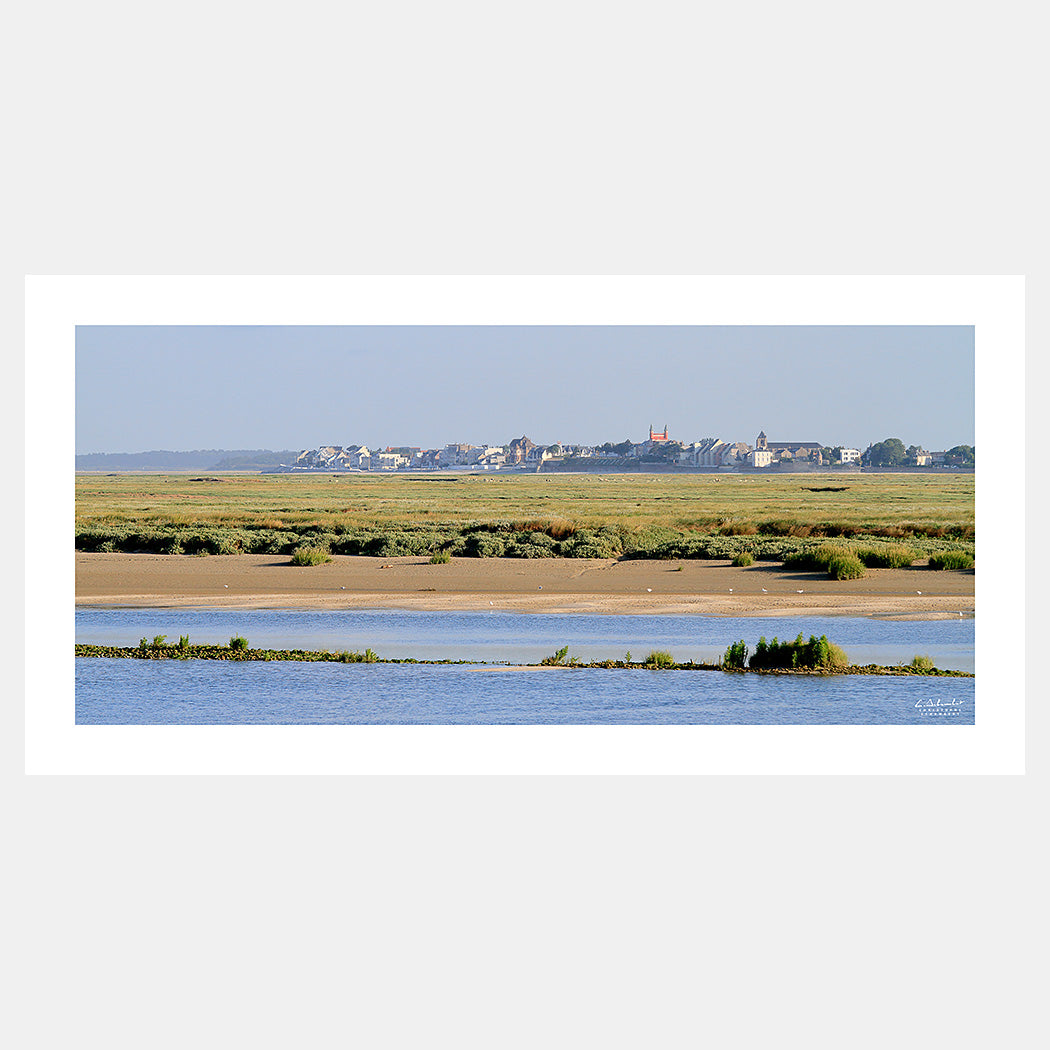 Photographie du front de mer du Crotoy avec les prés salés de la baie depuis Saint-Valery-sur-Somme, Baie de Somme, Côte Picarde, Somme, Hauts-de-France, France.