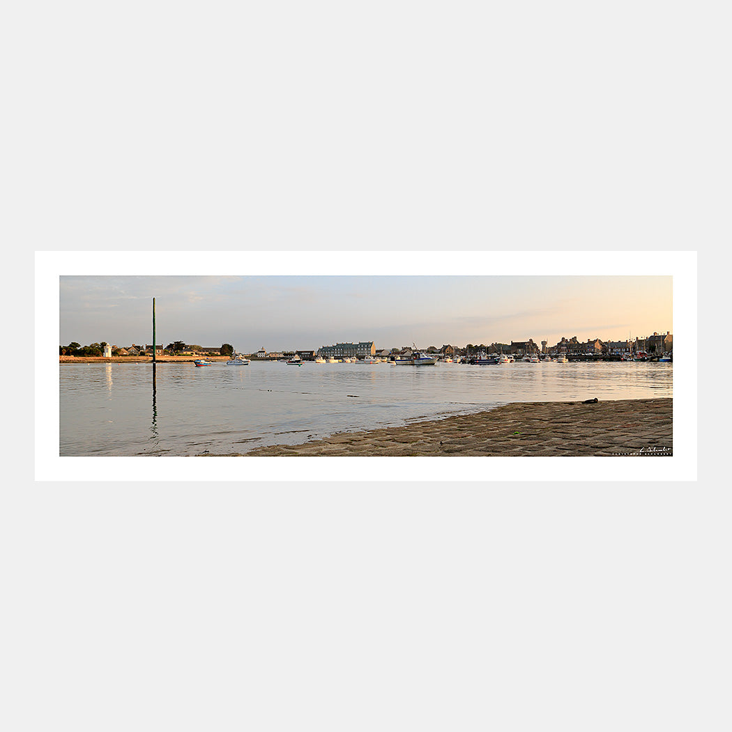 Photographie panoramique des quais du port de Barfleur dans la lumière douce du crépuscule, Cotentin, Manche, Normandie, France.