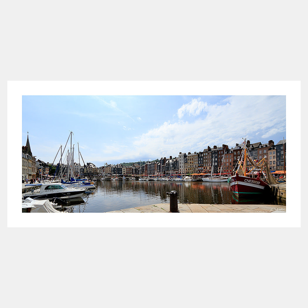 Photographie des quais et des maisons historiques du vieux bassin du port de Honfleur, Côte Fleurie, Calvados, Normandie, France.