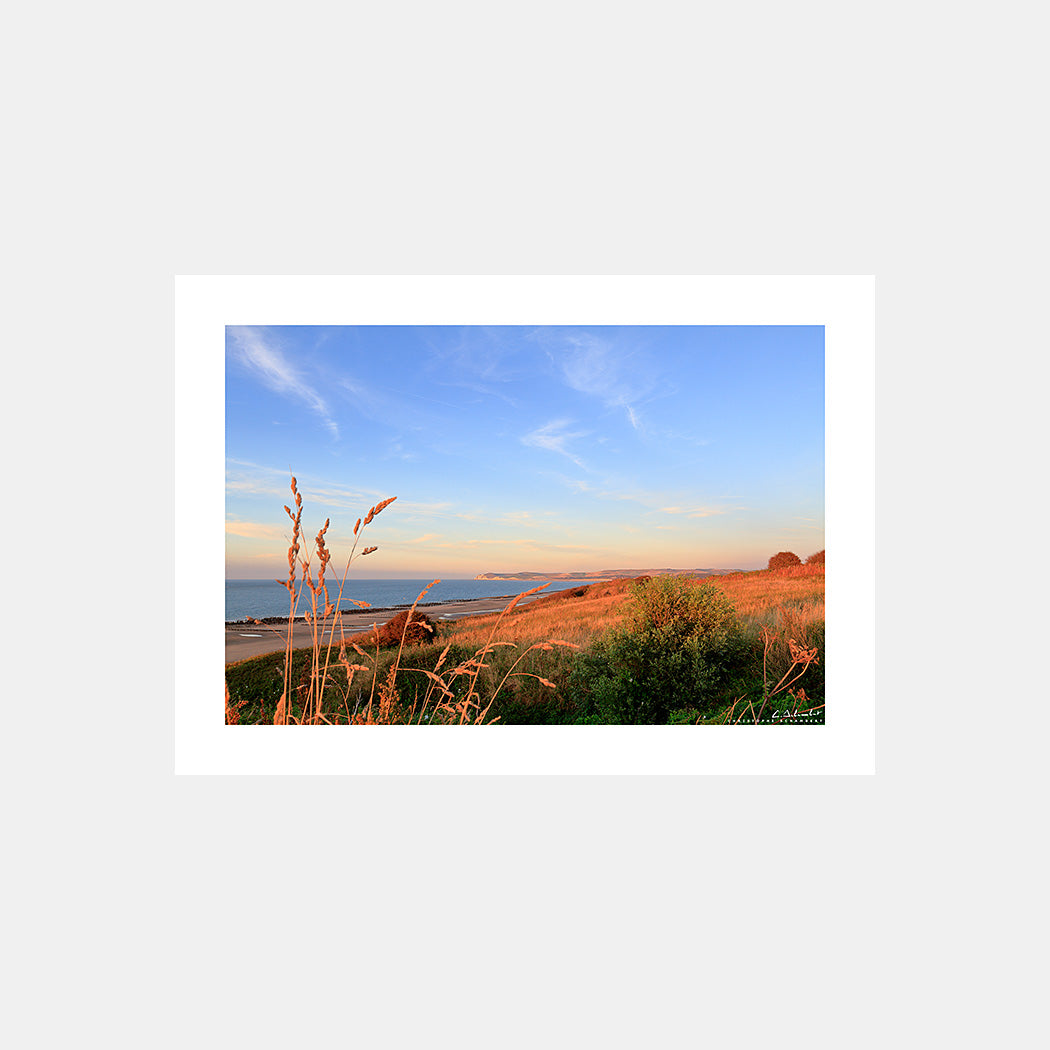 Photographie des collines et des falaises du Cap Blanc-Nez dans le couchant depuis le chemin des douaniers, Côte d'Opale, Pas-de-Calais, Hauts-de-France, France.