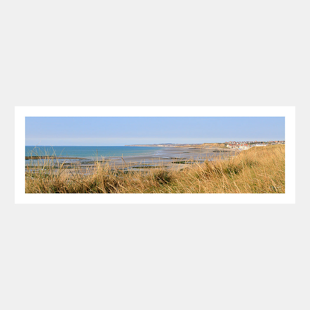 Photographie panoramique de la plage de Wimereux à marée basse depuis les falaises avec vue sur Ambleteuse et Audresselles, Côte d'Opale, Pas-de-Calais, Hauts-de-France, France.