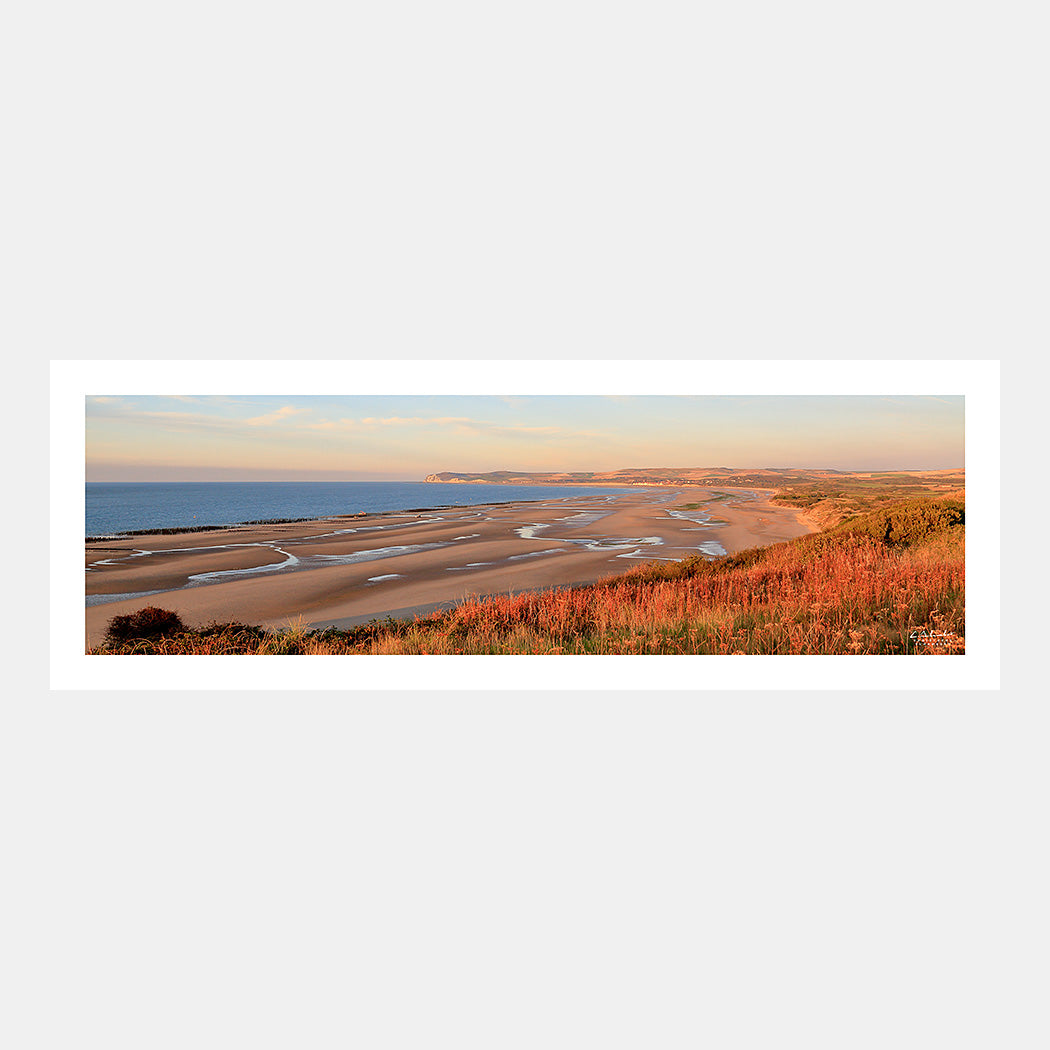 Photographie panoramique des dunes et plage de Wissant et des falaises du Cap Blanc-Nez en été au couchant, Côte d'Opale, Pas-de-Calais, Hauts-de-France, France.