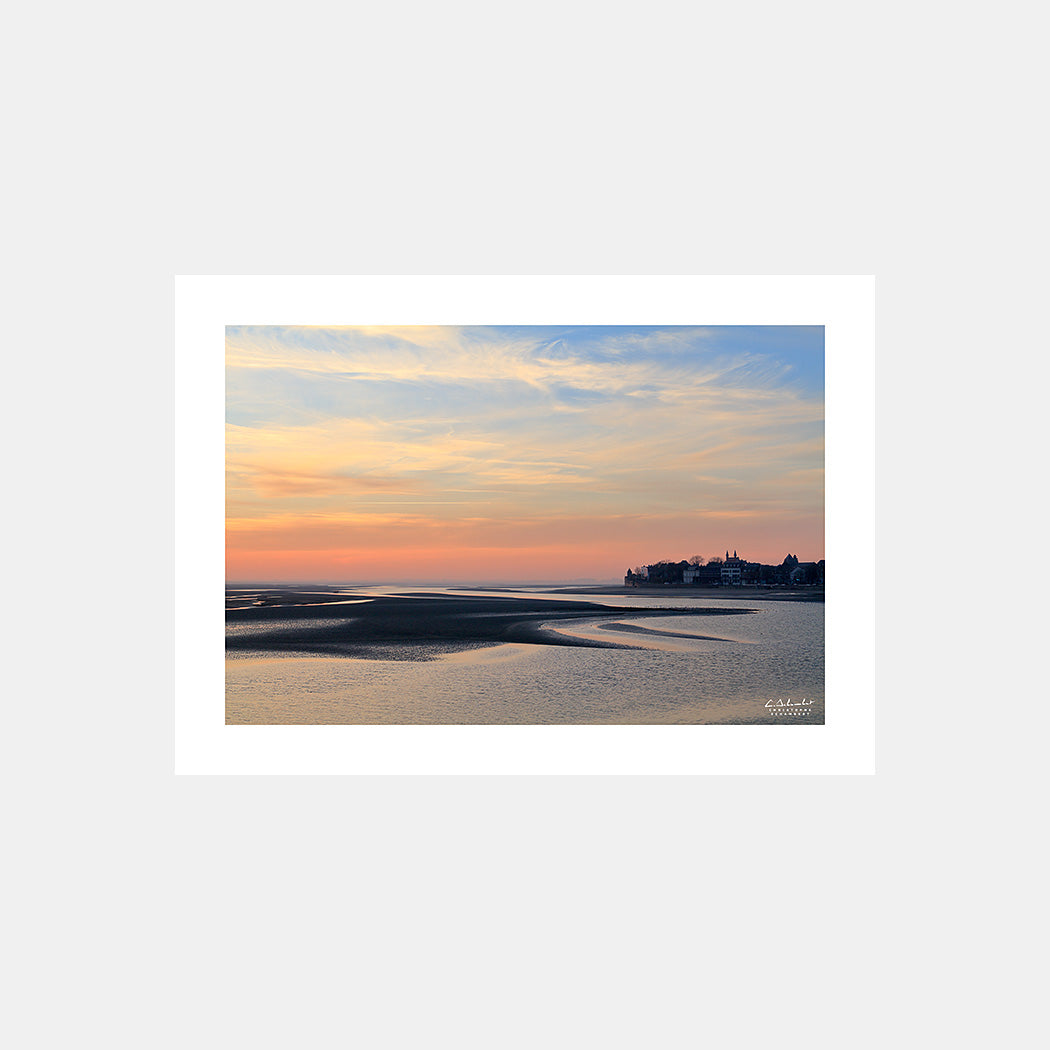Photographie des bancs de sable devant le port du Crotoy dans les lueurs du crépuscule en baie de Somme, Côte Picarde, Somme, Hauts-de-France, France.