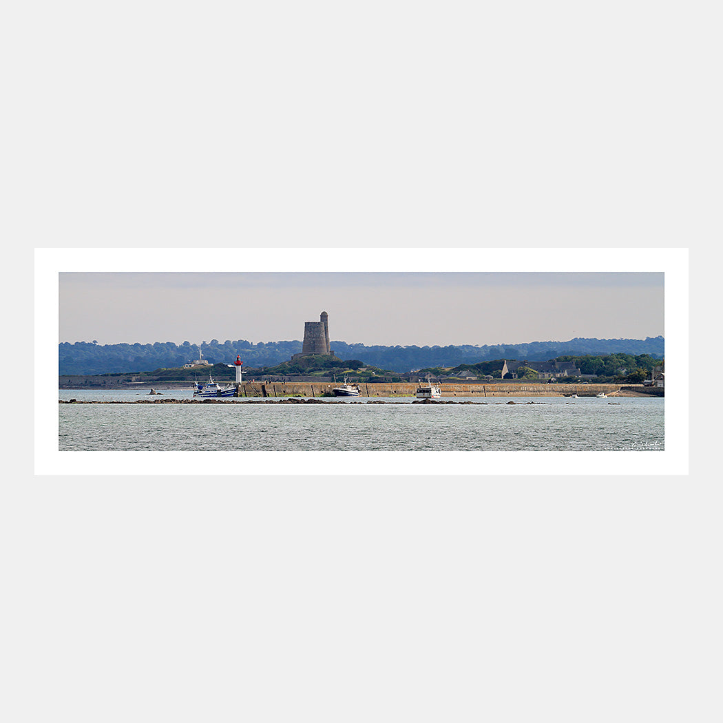 Photographie panoramique de la jetée et du phare de Saint-Vaast-la-Hougue avec le Fort de la Hougue depuis l'ile Tatihou, Cotentin, Manche, Normandie, France.