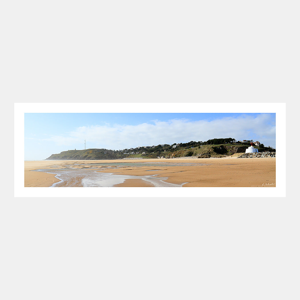 Photographie panoramique des falaises du Cap de Carteret et de la plage à marée basse au couchant, Cotentin, Manche, Normandie, France.