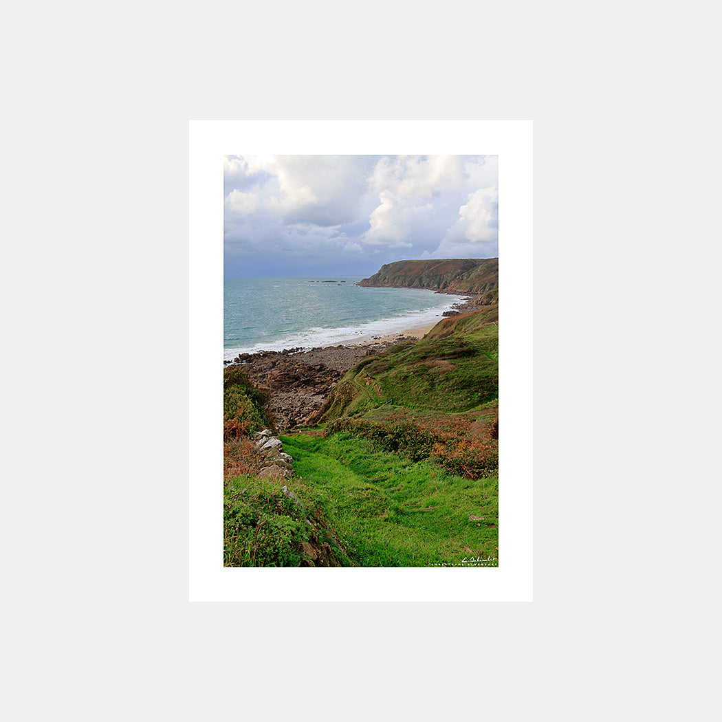 Photographie des falaises du Nez de Jobourg depuis un chemin vers la mer au couchant, Cotentin, Manche, Normandie, France.