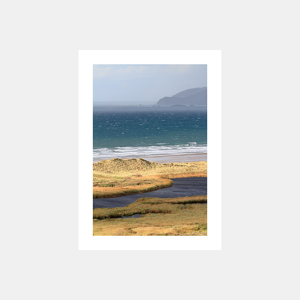 Photographie du Nez de Jobourg dans la brume depuis les dunes de la réserve de Vauville avec une mer agitée, Cotentin, Manche, Normandie, France.