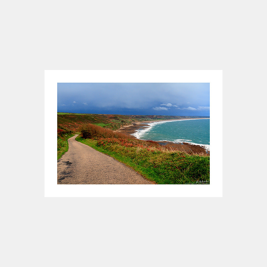 Photographie de l'Anse de Vauville depuis la route côtière sous un ciel d'orage avec une mer agitée, Cotentin, Manche, Normandie, France.