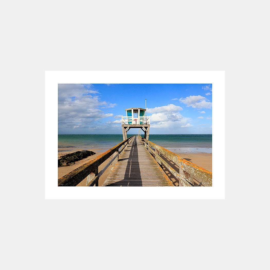 Photographie de la jetée des pêcheurs de Luc-sur-Mer avec la mer sous un ciel de grain, Côte de Nacre, Calvados, Normandie, France.