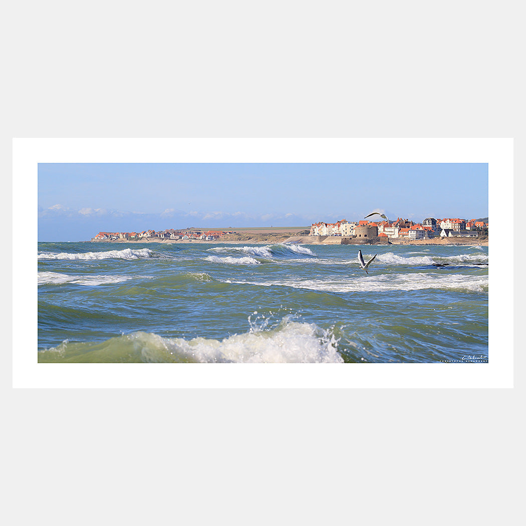 Photographie du fort d'Ambleteuse et d'Audresselles depuis la Pointe aux Oies par vent fort et mer agitée, Côte d'Opale, Pas-de-Calais, Hauts-de-France, France.