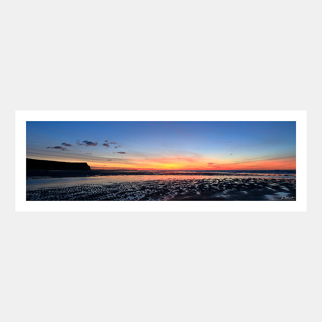 Photographie panoramique du Cap Gris-Nez et de la baie de Wissant sous un coucher de soleil multicolore et flamboyant, Côte d'Opale, Pas-de-Calais, Hauts-de-France, France.