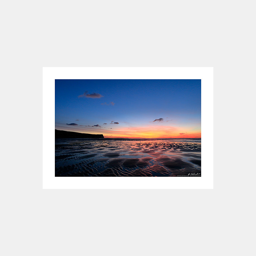 Photographie du Cap Gris-Nez et de la Baie de Wissant au soleil couchant à l'heure bleue, Côte d'Opale, Pas-de-Calais, Hauts-de-France, France.