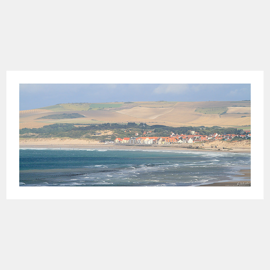 Photographie de la plage et du front de mer de Wissant sous la lumière d'un grain d'été avec les collines du Cap Blanc-Nez, Côte d'Opale, Pas-de-Calais, Hauts-de-France, France.