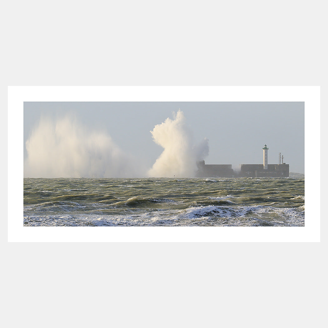 Photographie de fortes vagues et d'écume sur le phare de la digue Carnot du port de Boulogne-sur-Mer pendant une grosse tempête hivernale, Côte d'Opale, Pas-de-Calais, Hauts-de-France, France.