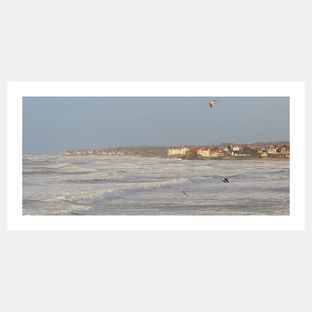 Photographie d'Audresselles et d'Ambleteuse au couchant pendant une tempête avec une mer très agitée, Côte d'Opale, Pas-de-Calais, Hauts-de-France, France.