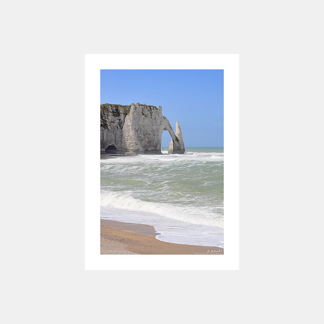 Photographie des falaises d'Etretat, avec la porte d'aval et l'aiguille, depuis la plage à marée haute au printemps, Côte d'Albâtre, Seine-Maritime, Normandie, France.