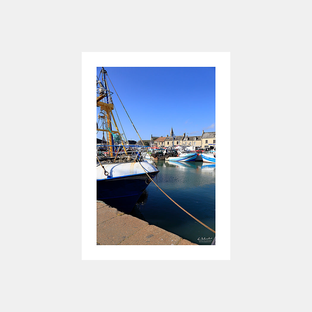 Poster photo SE2703 Sur le quai du basin de Port-en-Bessin un matin en été, design avec marge blanche.