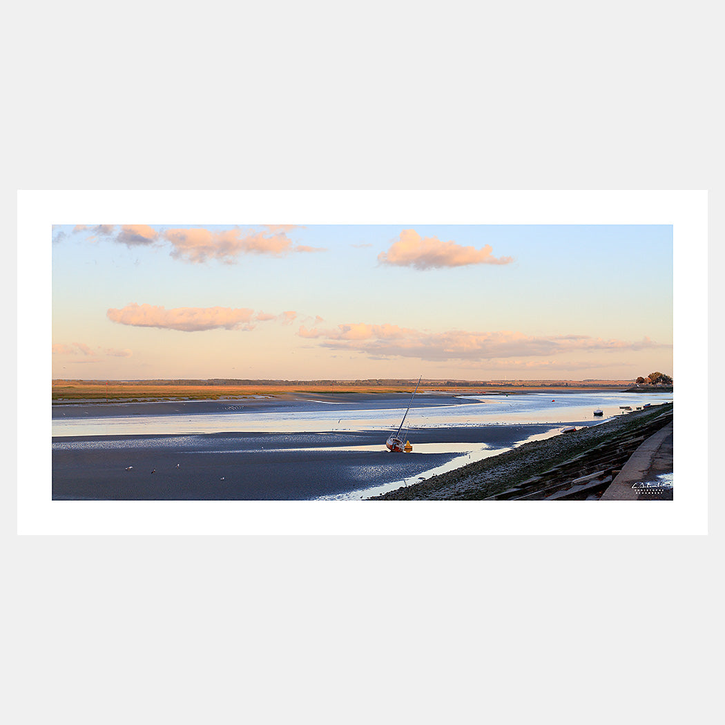 Photographie de la Baie de Somme depuis la promenade de Saint-Valery-sur-Somme dans la lumière douce du couchant avec un voilier échoué à marée basse, Baie de Somme, Côte Picarde, Somme, Hauts-de-France, France. Design sans légende.
