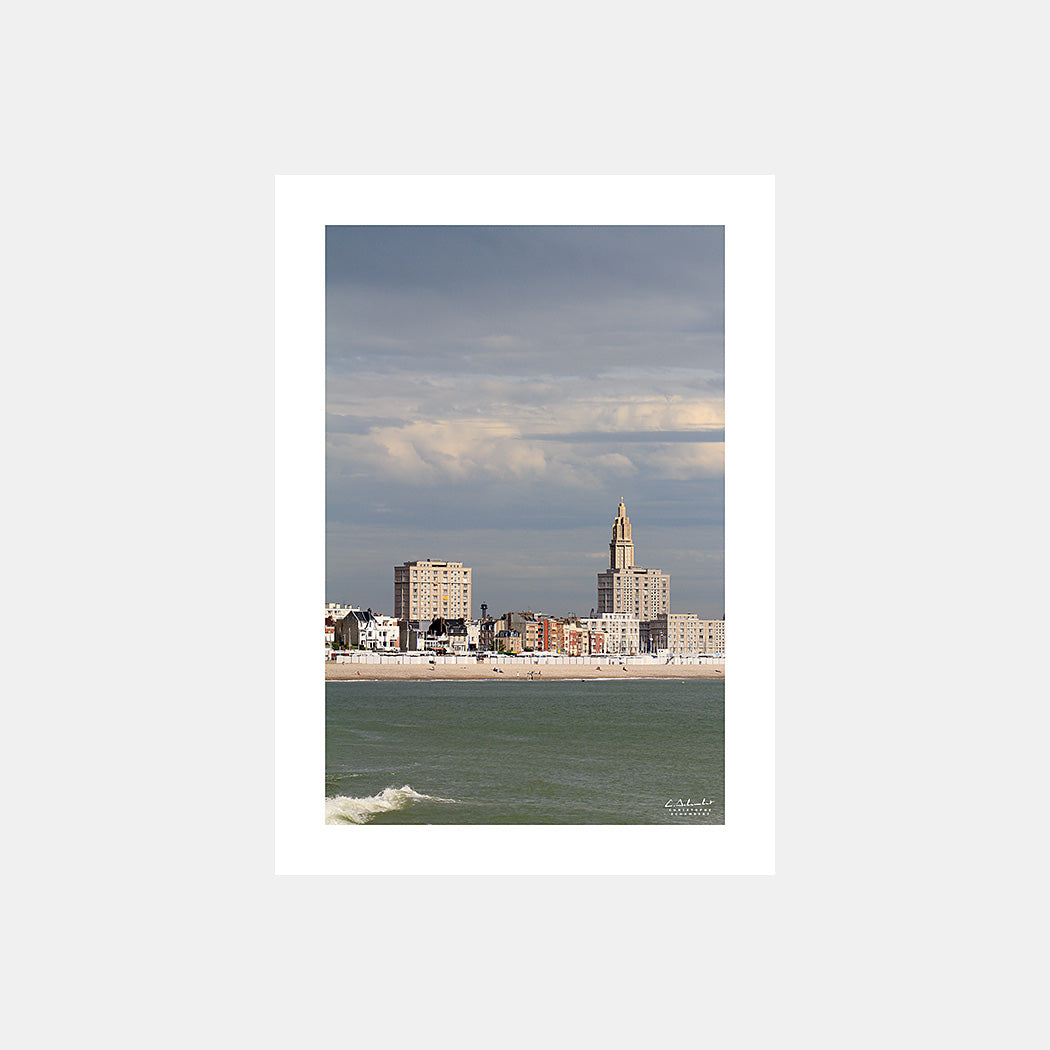 Poster photo 2727 Le front de mer du Havre sous un orage, design avec marge blanche.