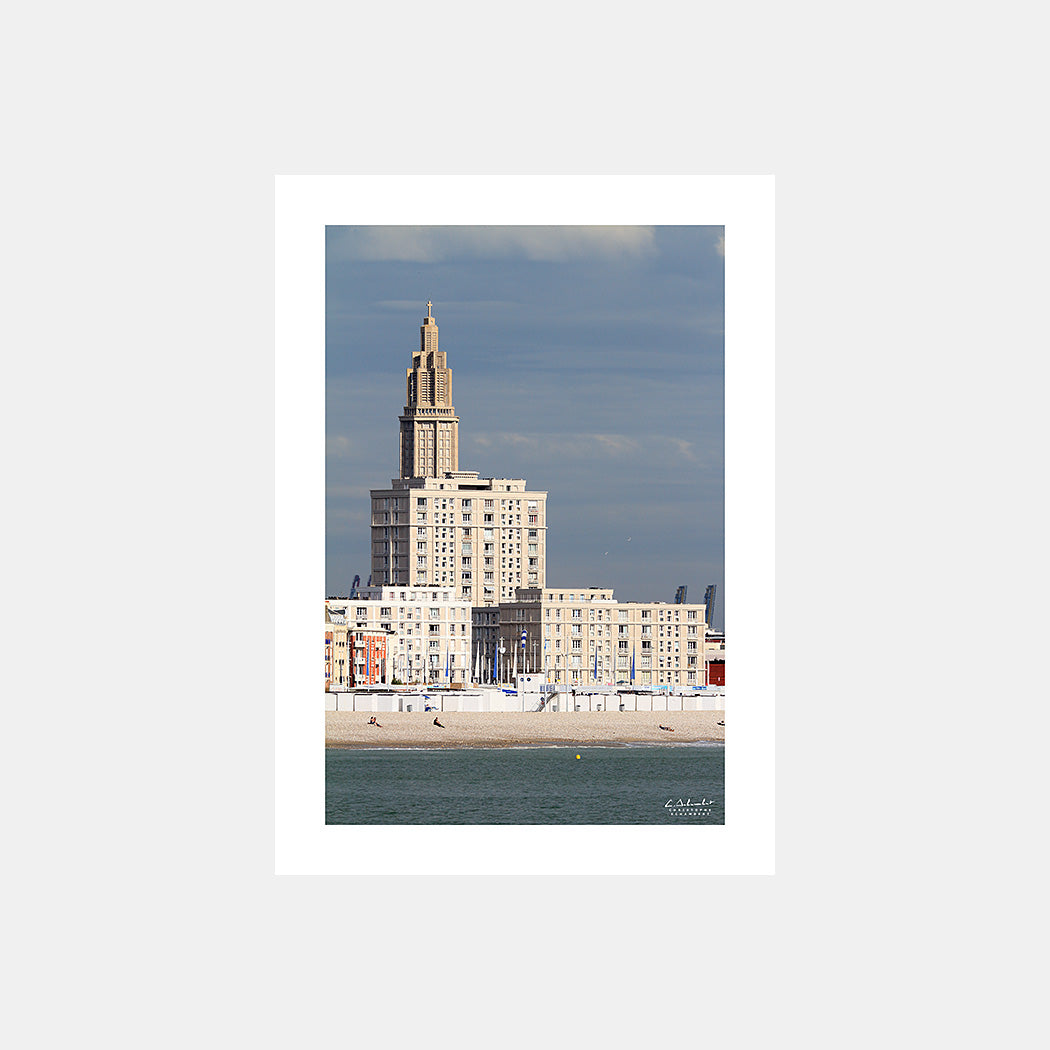 Poster photo 2728 La plage et la cathédrale du Havre depuis la mer, design avec marge blanche.