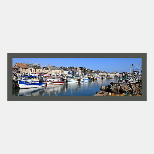Poster photo SE2701 Bateaux de pêche à quai à Port-en-Bessin en été, design avec marge couleur.
