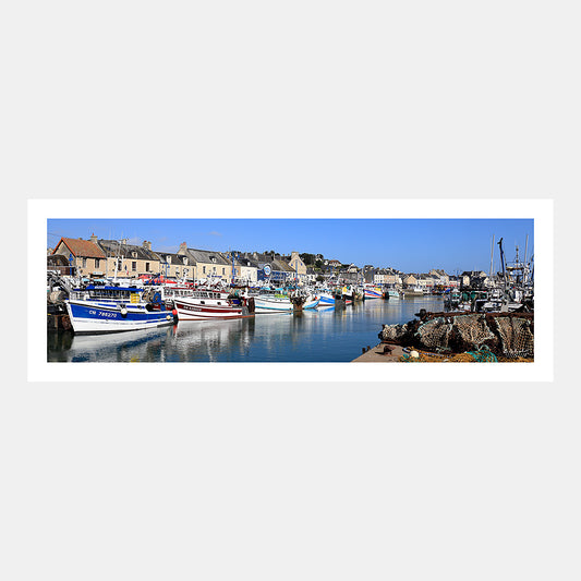 Poster photo SE2701 Bateaux de pêche à quai à Port-en-Bessin en été, design avec marge blanche.