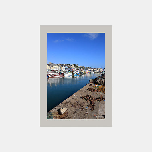 Poster photo SE2702 Les bateaux de Port-en-Bessin depuis un quai en été, design avec marge couleur.