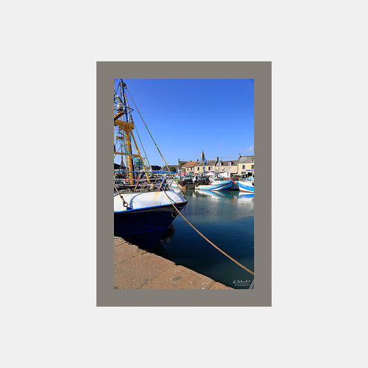 Poster photo SE2703 Sur le quai du basin de Port-en-Bessin un matin en été, design avec marge couleur.