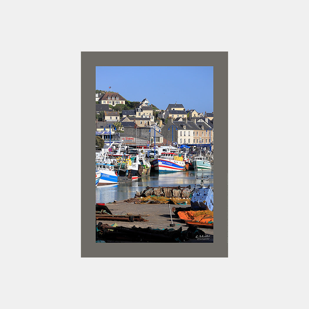 Poster photo SE2704 Port-en-Bessin et ses bateaux de pêche un matin en été, design avec marge couleur.