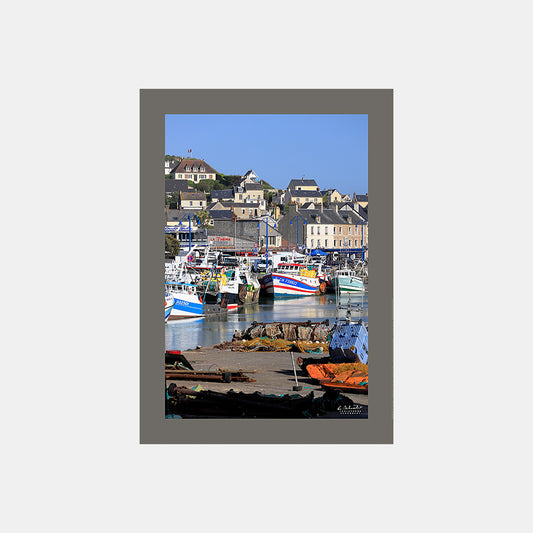 Poster photo SE2704 Port-en-Bessin et ses bateaux de pêche un matin en été, design avec marge couleur.