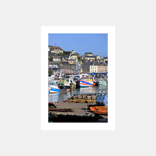 Poster photo SE2704 Port-en-Bessin et ses bateaux de pêche un matin en été, design avec marge blanche.