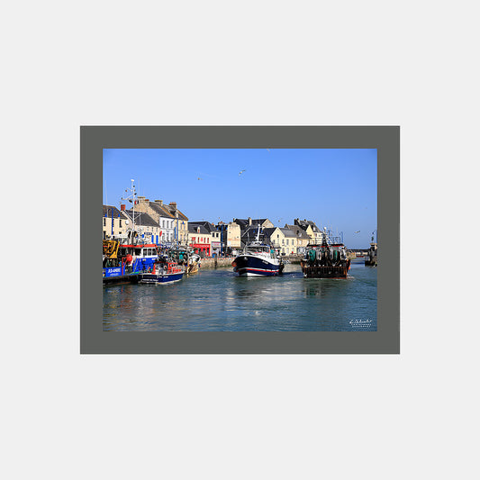 Poster photo SE2705 Chalutiers à Port-en-Bessin au départ et retour de pêche, design avec marge couleur.