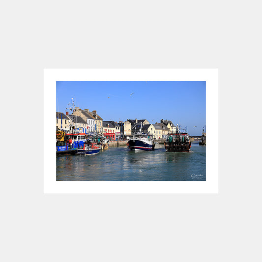 Poster photo SE2705 Chalutiers à Port-en-Bessin au départ et retour de pêche, design avec marge blanche.